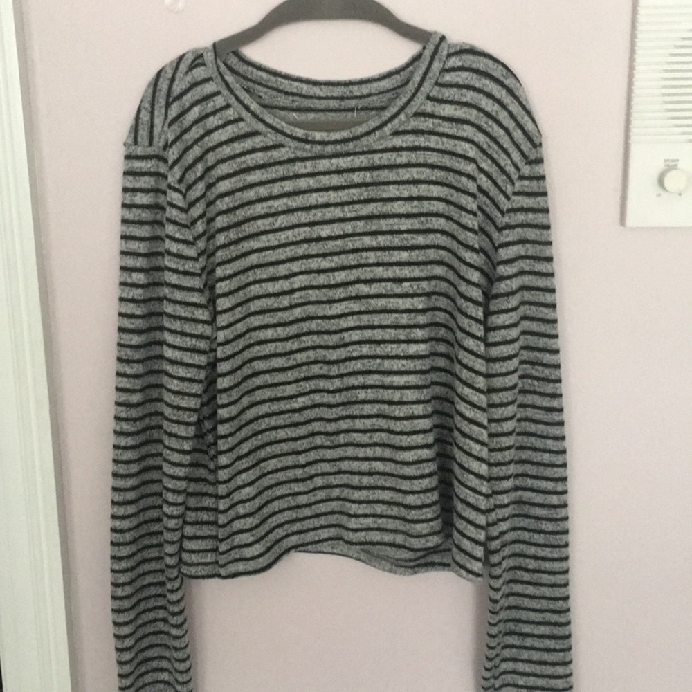 Cropped long sleeve top